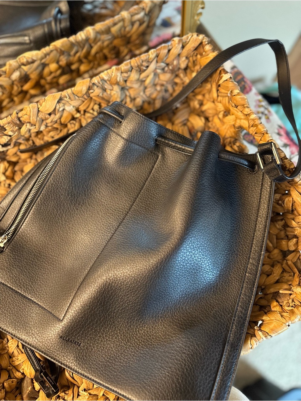 Classic Black Leather Shoulder Bag - Sleek Everyday Bag